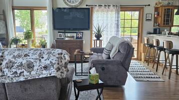 Een televisie, een open haard, videogames en een dvd-speler