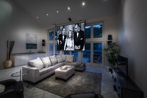 Smart TV, caminetto, lettore DVD, tavolo da ping pong