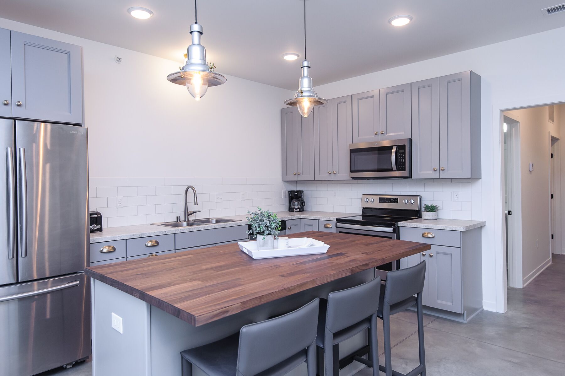 *Dog Friendly* No Stairs, 2bd/2ba, Fully Furnished
