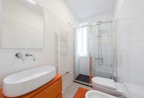 Duschwanne, Whirlpool, umweltfreundliche Kosmetikartikel, Haartrockner