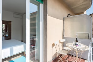 Relax in this cozy retreat with a single bed, balcony, and outdoor seating area.
