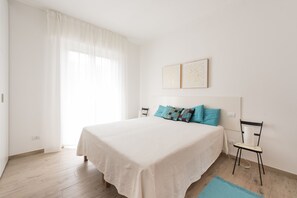 2 habitaciones, escritorio y tabla de planchar con plancha