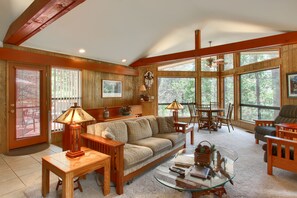TV, fireplace, DVD player - (18A) Pohono Pines at The Redwoods In Yosemite (Wawona)