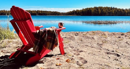 Cabaña pintoresca W / Lakeside cubierta! Playa ~ Bosque Nacional ~ Kayaks ~ Pacífica ~ Privada ~ Wifi