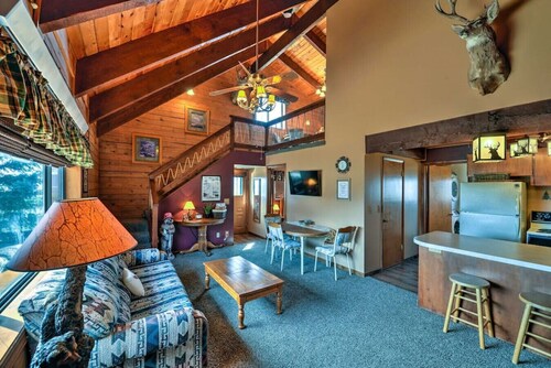 Henry's Lake Overlook I - 20 Miles from YNP