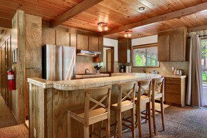 Fridge, microwave, oven, stovetop - (43A) Mountain Retreat at The Redwoods In Yosemite (Yosemite National Park)