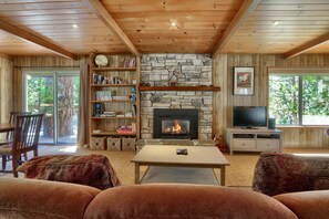 Flat-screen TV, fireplace - (43A) Mountain Retreat at The Redwoods In Yosemite (Yosemite National Park)