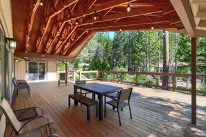 Outdoor dining - (43A) Mountain Retreat at The Redwoods In Yosemite (Yosemite National Park)