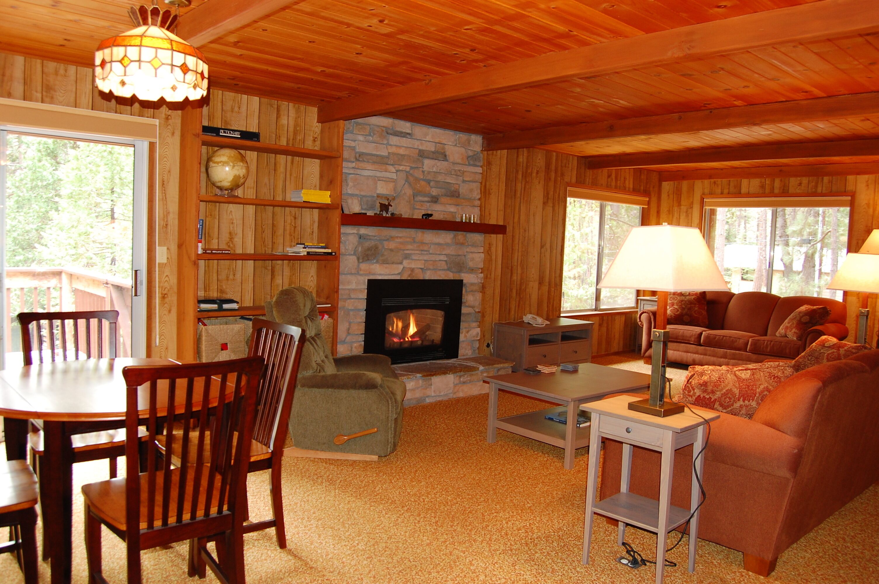 Televisión de pantalla plana y chimenea 