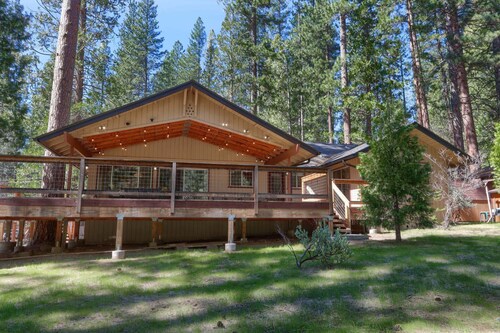 (43A) Mountain Retreat at The Redwoods In Yosemite
