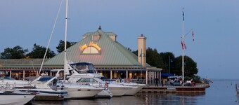Casa con carácter de boutique con piscina estilo spa en un vecindario bucólico, Port Credit