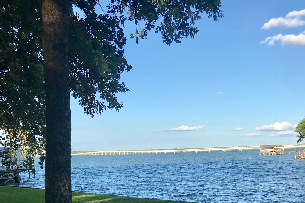 Looking for a QUIET lakeside getaway?