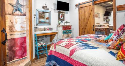 Lonesome Dove | 1BR Cabin Near 11th Street Bar