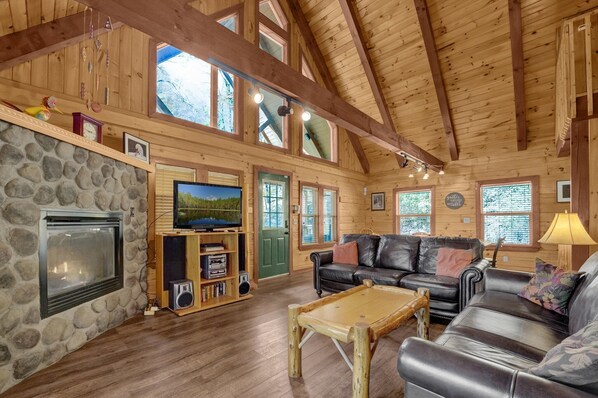 Smart TV, fireplace, video games, table tennis - Chickadee Cabin (Hocking Hills area) (Sugar Grove)