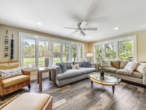 TV, lettore DVD, tavolo da ping pong