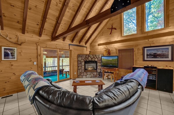 Smart TV, fireplace, video games, ping pong - Hummingbird Cabin with Indoor Saltwater Pool (Sugar Grove)