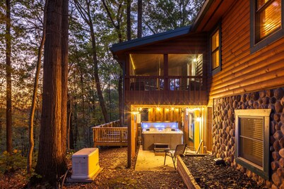 Hummingbird Cabin with Indoor Saltwater Pool