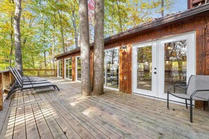 Terrace/patio - Hummingbird Cabin with Indoor Saltwater Pool (Sugar Grove)