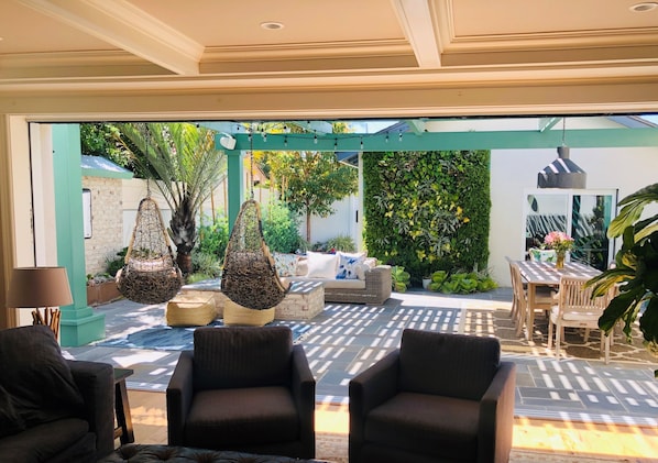 Télévision, cheminée, jeux vidéo, lecteur de DVD