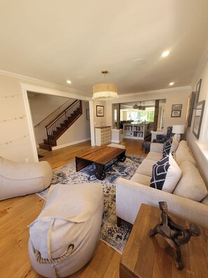 Télévision, cheminée, jeux vidéo, lecteur de DVD