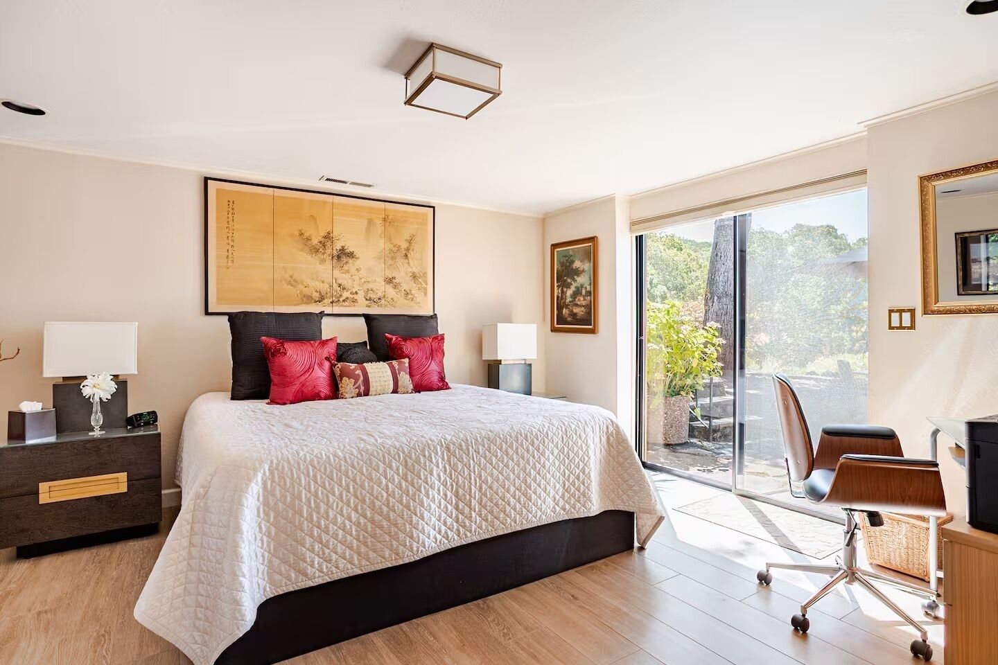 3 chambres, coffres-forts dans les chambres, bureau