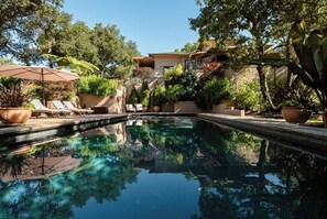 室外泳池、無邊際泳池；躺椅