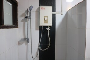 Regadera, regadera tipo lluvia, amenidades de baño gratuitas, toallas 