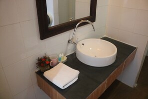 Double Room | Bathroom sink - Villa Merry 2 (Luang Prabang)