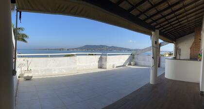Entire floor coverage - 180m2 - Lagoon view.