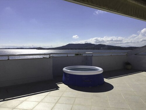 Entire floor coverage - 180m2 - Lagoon view.