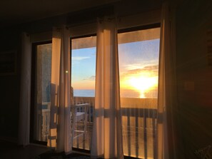 Interior - Beachfront Vacation - Just Steps From The Ocean With Private Balcony (Carolina Beach)