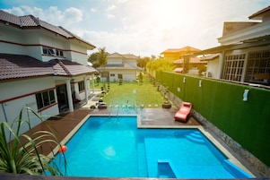 Una piscina al aire libre, sombrillas