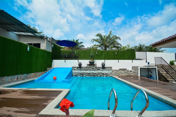 Außenpool, Sonnenschirme