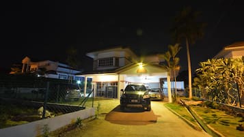 Depan hartanah - siang/malam