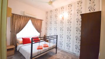 Family Villa | 5 bedrooms, blackout drapes, iron/ironing board, free WiFi