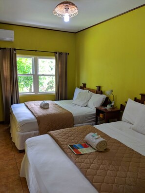 Kamar Single, 2 Tempat Tidur Queen | Meja kerja, Wi-Fi gratis, dan seprai linen