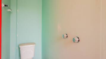 Habitación estándar | Baño | Regadera, amenidades de baño gratuitas, toallas, jabón