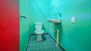 Standard Twin Room | Bathroom