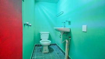 Habitación estándar con 2 camas individuales | Baño | Regadera, amenidades de baño gratuitas, toallas, jabón