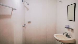 Standard Quadruple Room | Bathroom