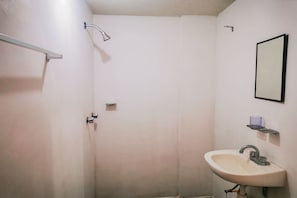 Standard Quadruple Room | Bathroom | Shower, free toiletries, towels, soap - Gto Inn Hoteles (León)