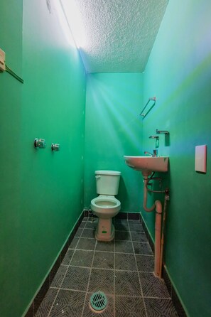 Shower, free toiletries, towels, soap - Gto Inn Hoteles (León)