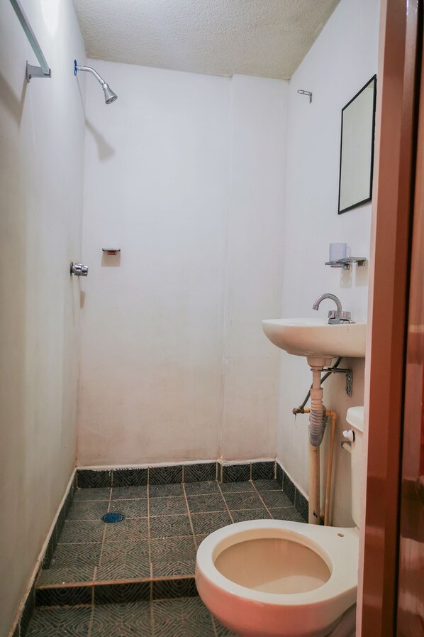 Standard Quadruple Room | Bathroom | Shower, free toiletries, towels, soap - Gto Inn Hoteles (León)