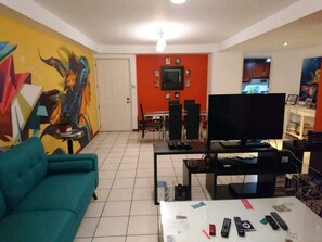 TV connectée, jeux vidéo, lecteur de DVD, livres