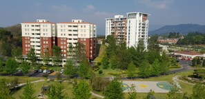Een woonwijk met meerlaags appartementencomplexen, een basketbalveld en een parkeerplaats.
