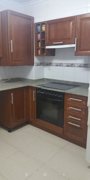 Een koelkast, een magnetron, een oven, een vaatwasser