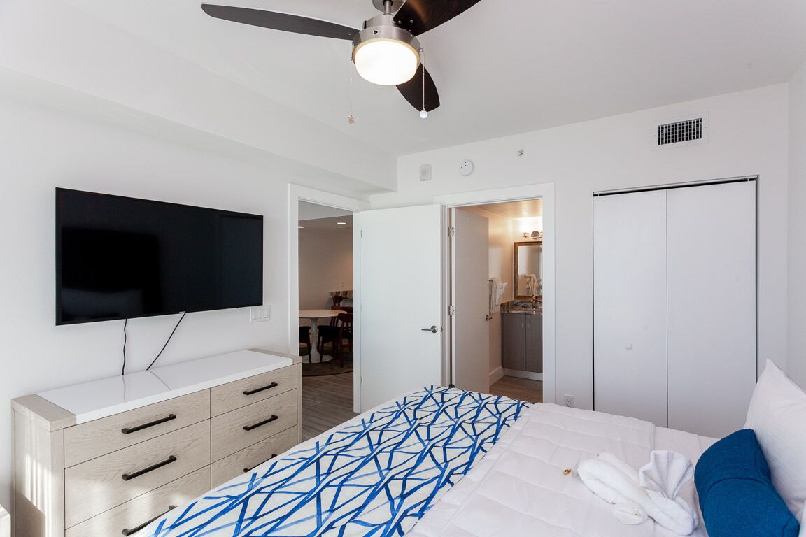 Listen to the Ocean at the Beachfront ♥ Rooftop Deck, Sunsets, Private Balcony