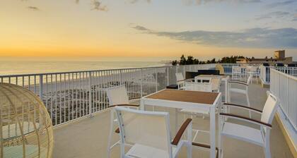Top-Floor Gulf-Front Oasisâ„ Panoramic Balcony Sunsets, Poolâ„Few Steps To Sand