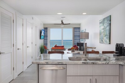 
Top-Floor Gulf-Front Oasis♥ Panoramic Balcony Sunsets, Pool♥Few Steps To Sand