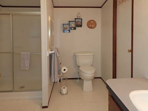 Bathtub, towels, shampoo - No Stock Ranch: Secluded Home w/ Large Porch (alpine)